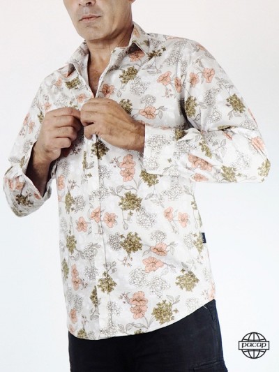 Long-sleeved vintage shirt in light Hawaiian print.