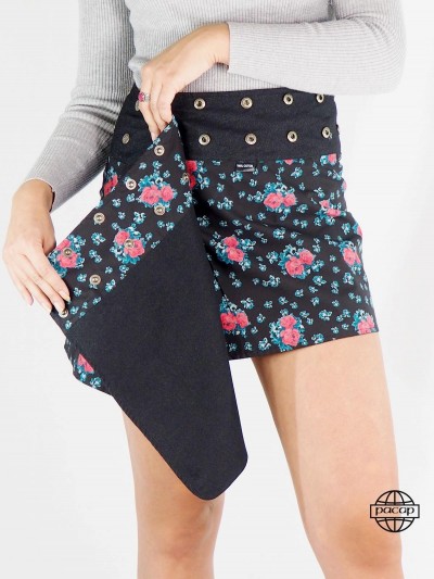 Jupe courte noire réversible jean monochrome motif floral, coupe wrap, trapèze, portefeuille, originale fente laterale.