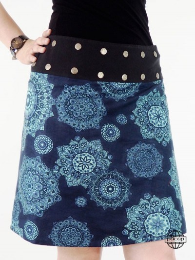 jupe mandala bleue et blanche ceinture large noire à boutons pression pour femme avec des formes