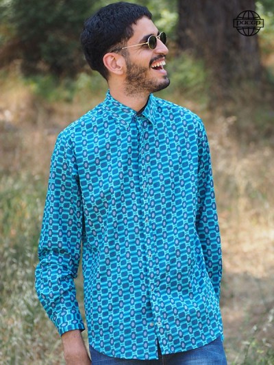 homme souriante avec une chemise décontractée bleue a manche longue de la marque pacap grossiste detaile de chemises en ligne