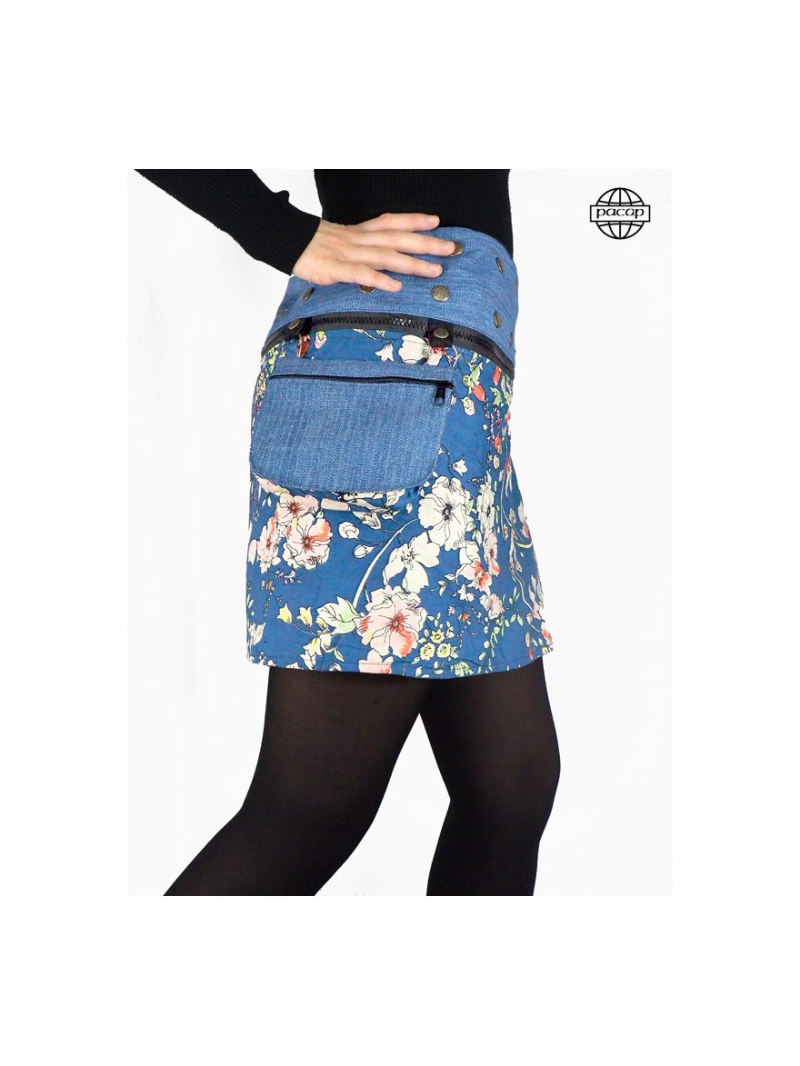 jupe courte en jeans bleu épais à ceinture large détachable  zippé et boutonnée, bas de la jupe imprimé fleurs japonaise