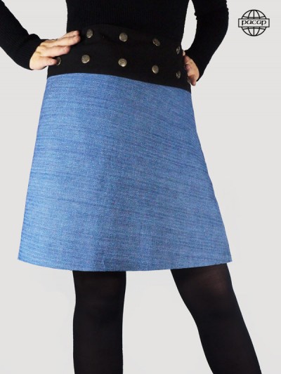 jupe grande taille , femme enceinte, petite et ronde en jean bleu clair boutonné et taille regalble