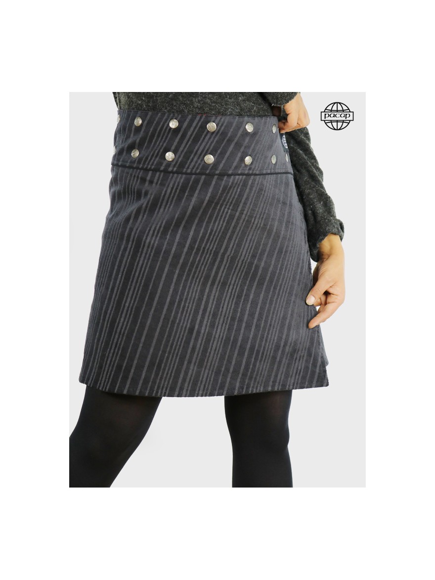 jupe portefeuille grise rayée en velours epais réversible pour femme porter avec  collant ceinture plate passepoile liseret