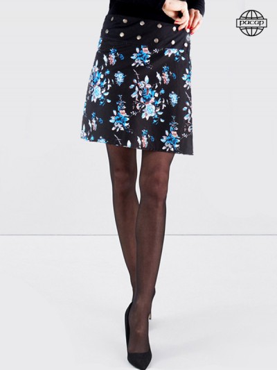 jupe courte noire ceinturé coton imprimé à fleurs bleues coupe évasée jupe wrap enveloppante taille haute
