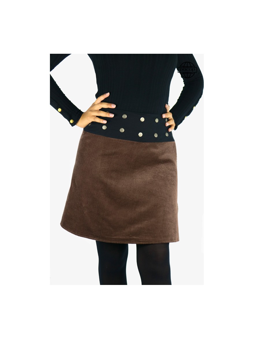 jupe épaisse marron en velours côtelé pour femme. ceinture noire a boutons pressions coupe portefeuille réversible ventre plat
