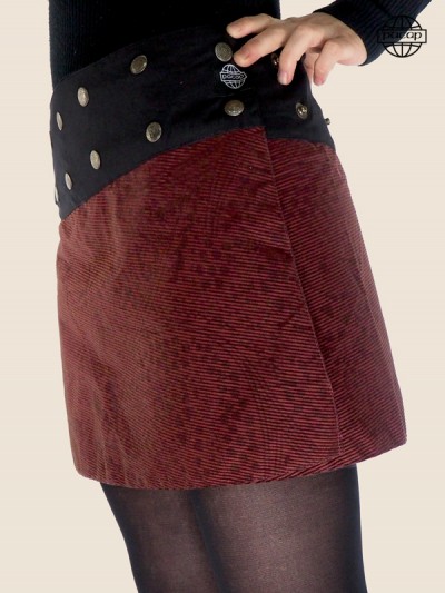 jupe courte rouge bordeaux en velours fin imprimé, mini jupe fendue, jupe portefeuille boutonnée, jupe trapèze