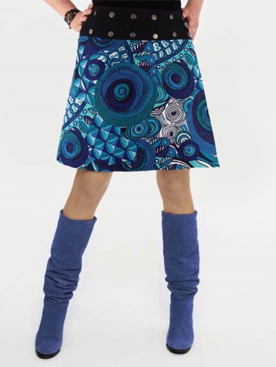 jupe femme imprimé ethnique bleue à bouton sur ceinture large noire taille reglable avec bottes look africain wax
