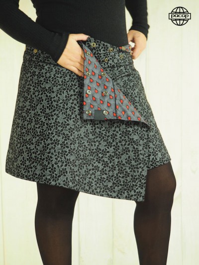 Printed buttoned skirt passes hair