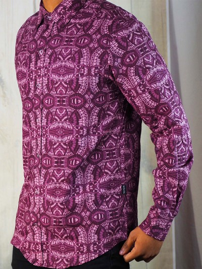 Photo chemise violette bordeaux motifs aztèques incas mexicain détendu