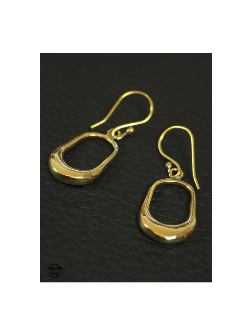 Rounded rectangle earrings in gold