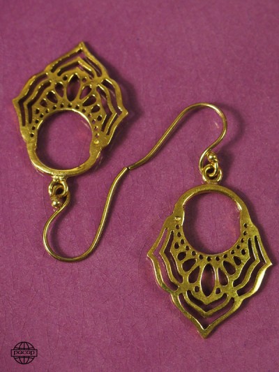 Small two-sided earring in gold