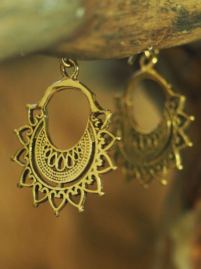 Handcrafted chic open clasp earrings carved by hand