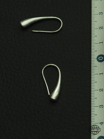 Original pendant earrings along the ear