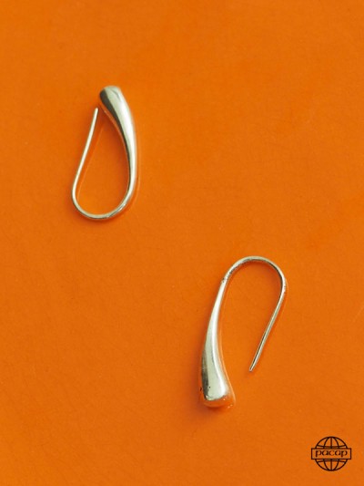 Simple and chic earring piercing along the ear