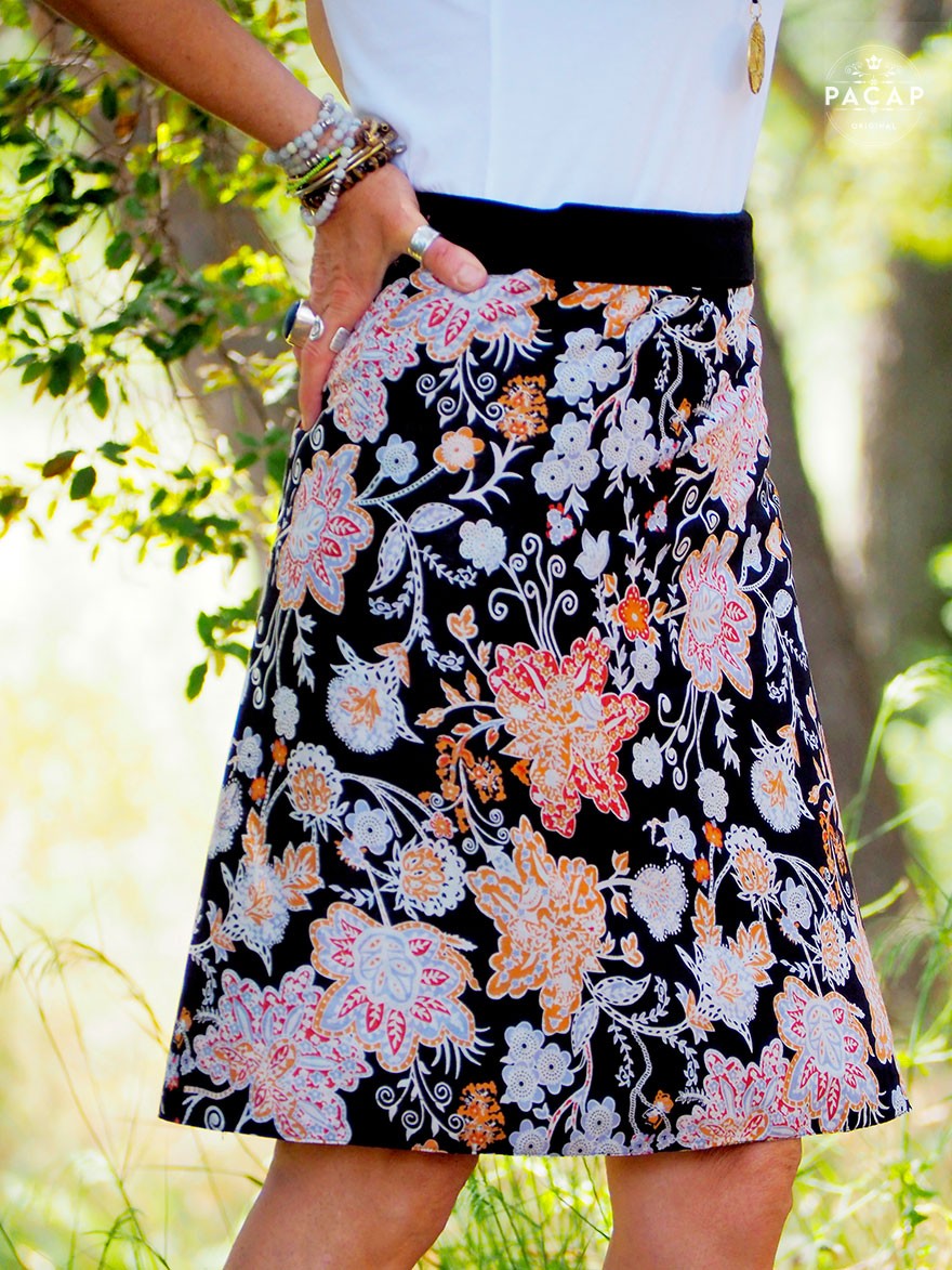 longue Jupe été femme coton noire motif fleurs multicolore,  ceinture fine à bouton pression, réversible, fendue,