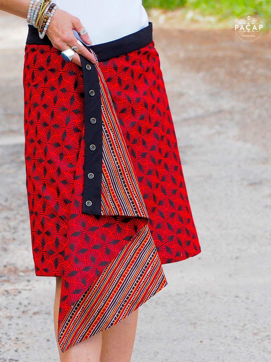 jupe rouge asymétrique imprimé géométrique motif ethnique ceinture ajustablejupe reversible, jupe wrap
