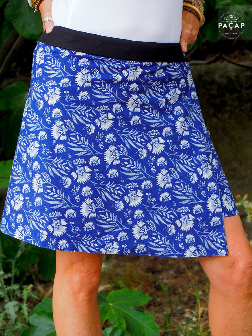 Jupe bleue, imprimé fleuri taille réglable