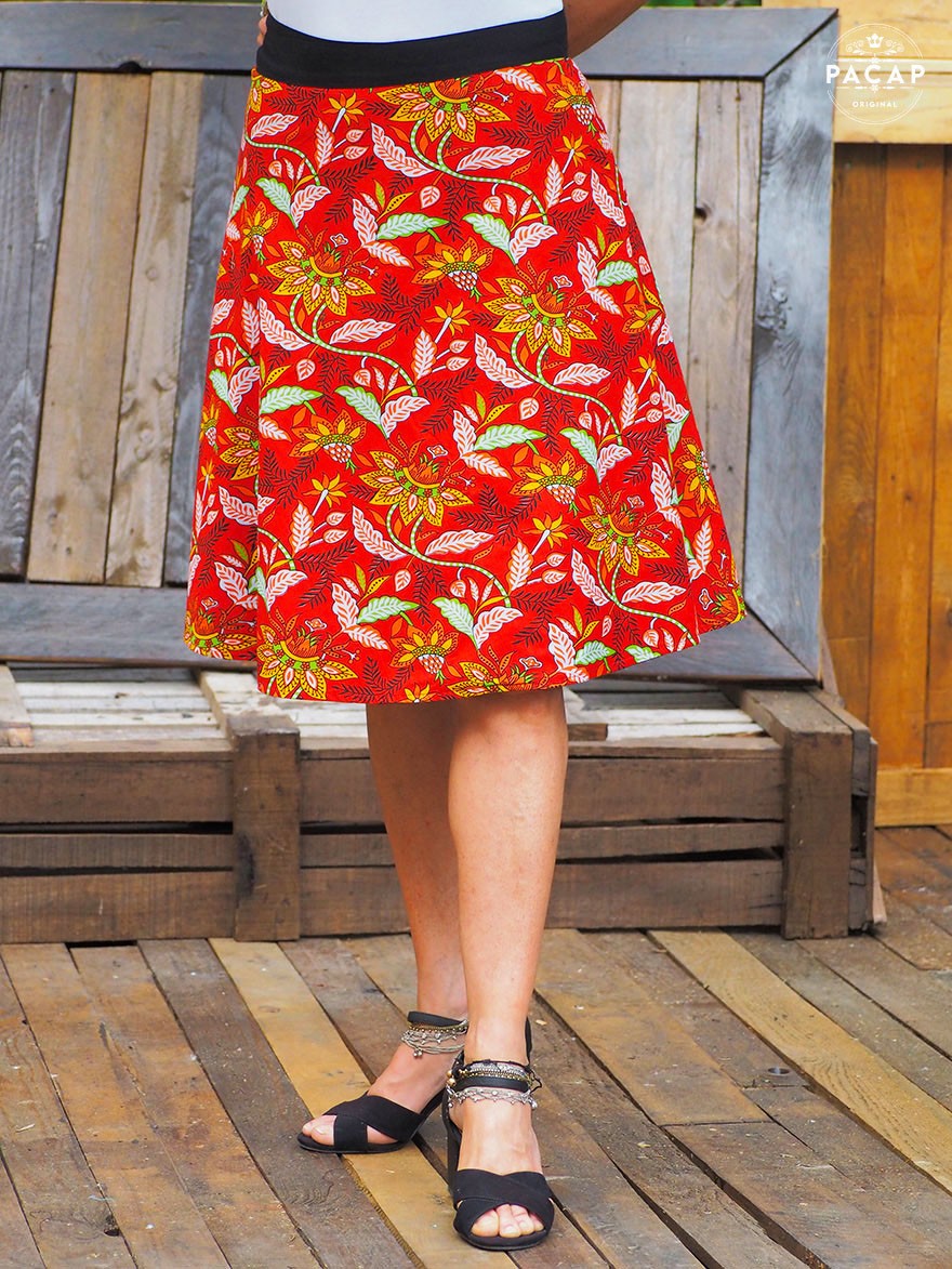 jupe rouge taille ajustable à nouer, imprimé à fleurs, motif floral, jupe portefeuille, jupe en coton avec liens à nouer