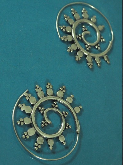 boucles d'oreilles simple en cercle Style Ethnique - Look Tribal Boucles d'Oreilles Moyennes Argentées Spirale