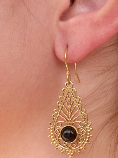 Boucle d'oreille dorée avec pierre onyx noir forme gouttes d'eau