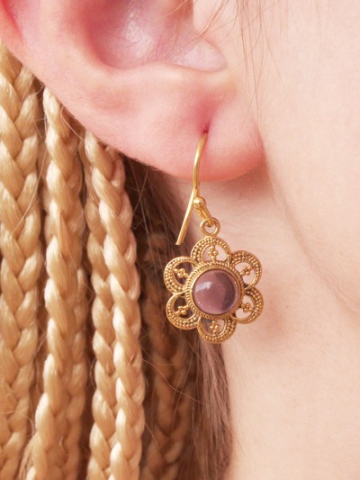 small flower-shaped gold earrings violet quartz natural stone