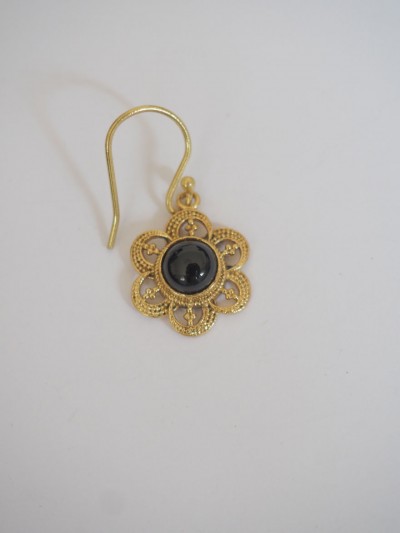 small flower-shaped gold earrings natural stone onyx