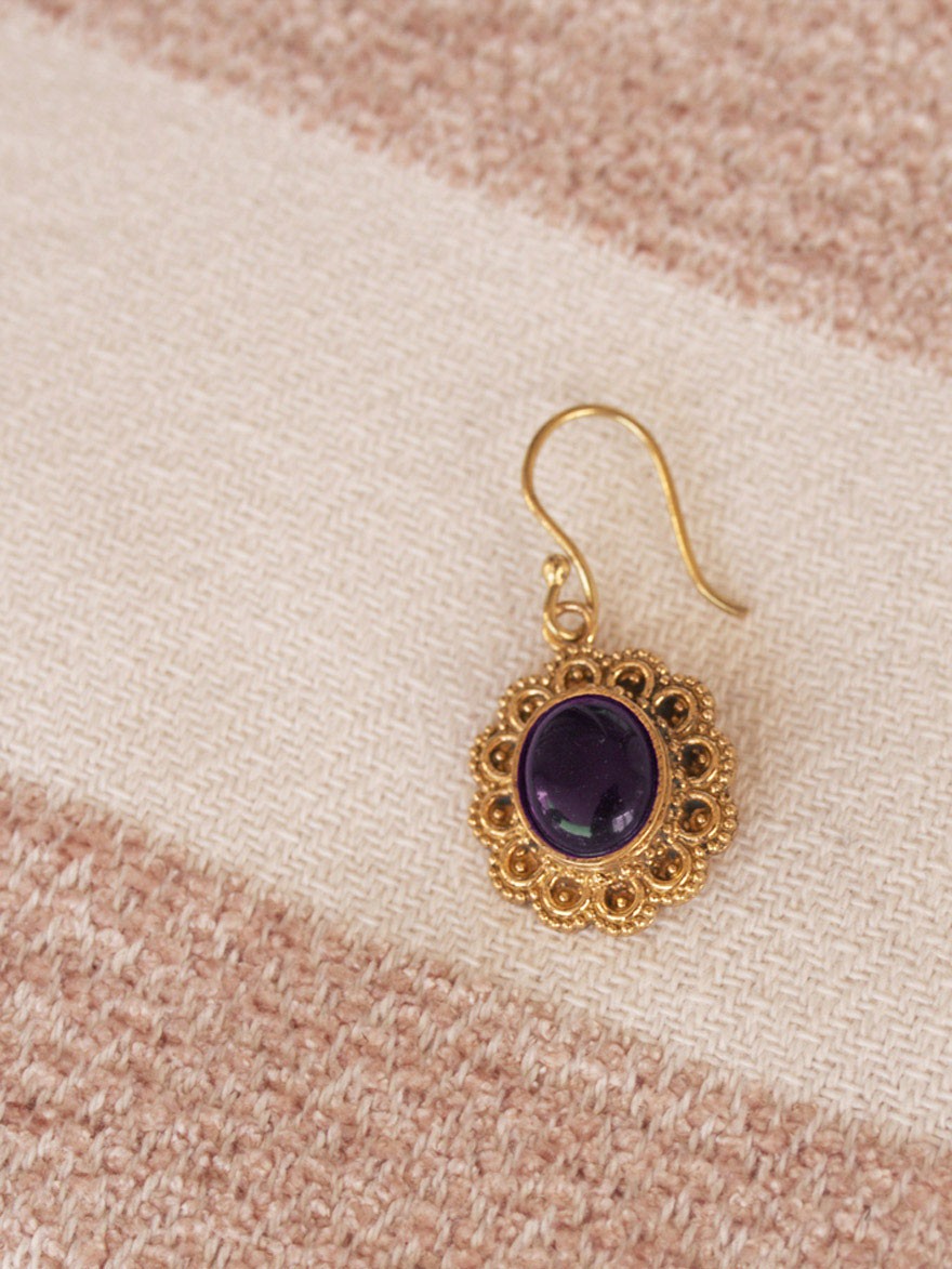 petite boucle d'oreille dorée avec pierre naturelle ronde lapis lazuli