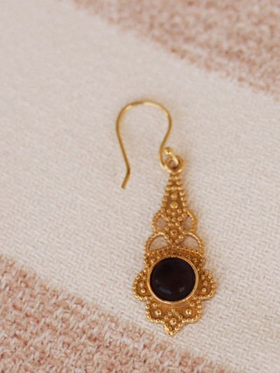 Boucles d'oreilles ethniques dorées pierres naturelles noire onyx bohème chic