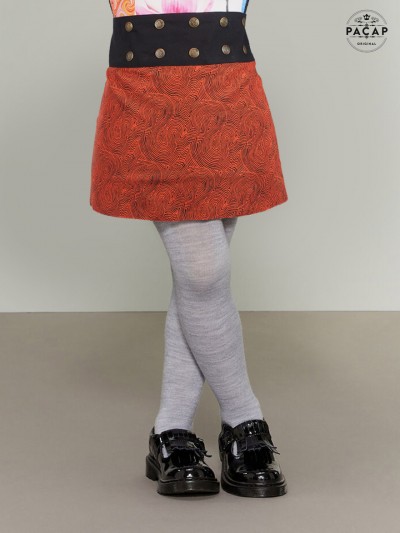 jupe fille rouge à motif abtrait noir avec collant, jupe coton , jupe à boutons, jupe portefeuille enveloppante