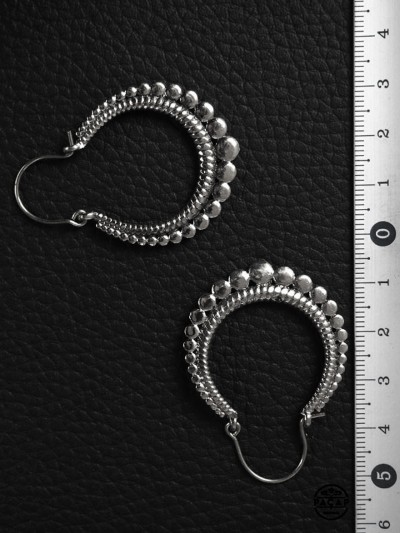 Créoles Silver Crescent Moon round earrings.