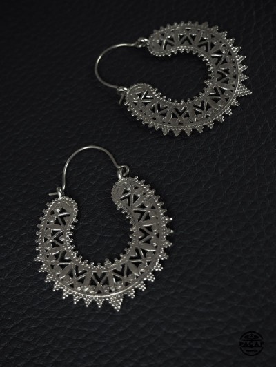 Round arabesque style earrings