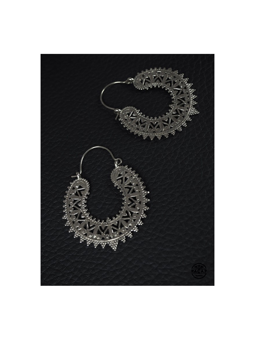 Round arabesque style earrings