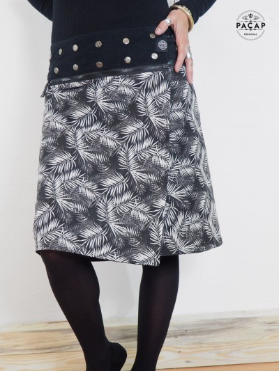 Long trapeze skirt with black and white print, adjustable waist, zipper and buttoned women