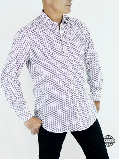 Chemise originale blanche avec pois blancs sur fond violet et boutons nacrés.