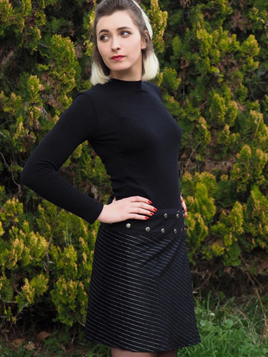 jupe en velours côtelé noir motif rayures collection automne hiver boutonnée devant porter  avec collants