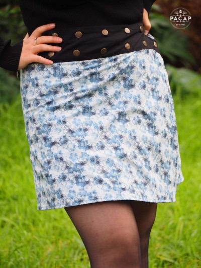 Jupe bleue femme coupe trapèze motif floral, taille reglable, jupe coton, jupe genoux, jupe a fleurs, jupe portefeuille