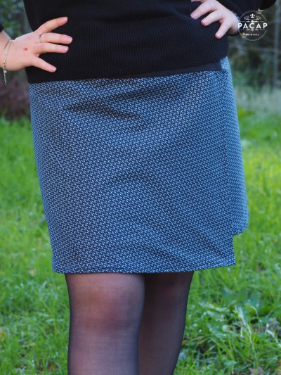 jupe bleue imprimé micro motif petite carré Jupe wrap trapèze boutons pressions jupe fendue, jupe ouverte