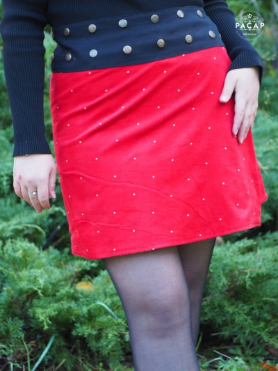 Jupe genoux rouge en velours imprimé a pois blanc, jupe portefeuille femme, jupe droite, jupe a boutons