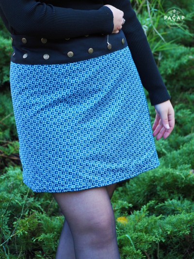 Jupe bleue en coton imprimée motifs petits carreaux, jupe portefeuille, jupe taille réglable, jupe fendue