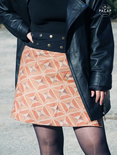 Tenue femme jupe marron imprimé portefeuille evasée ceinture noire bouton pression veste en cuir