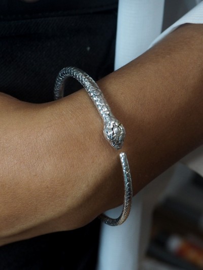 bijoux poignet motif serpent pour femme en argent forme ronde