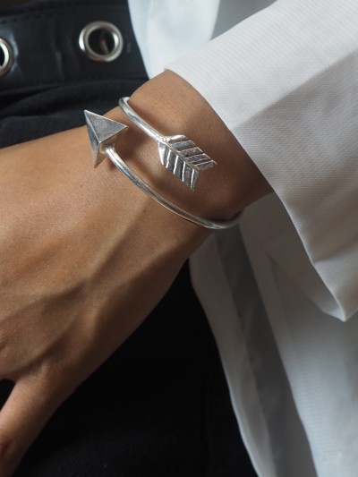 bracelet jonc argentée pour femme motif fleche en acier inox