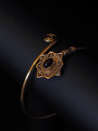 Bracelet Jonc wrap Ethnique ajustable couleur dorée Motif Fleurs avec pierre naturelle noir onyx