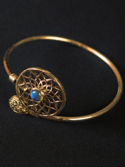Bracelet fleurs femme originale et ethnique dorée avec pierre naturelle labradorite