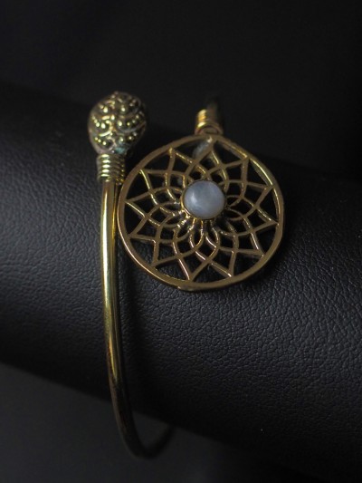 Bracelet femme originale et ethnique dorée avec pierre naturelle pierre de lune