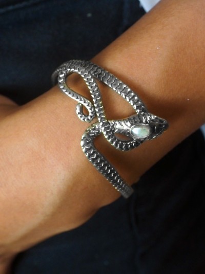 Bracelet Serpent argentée tete queue avec pierre naturelle ovale pierre de lune
