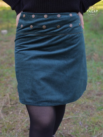 jupe verte femme en velours, jupe portefeuille verte, jupe automne avec collant, jupe taille unique à boutons pression