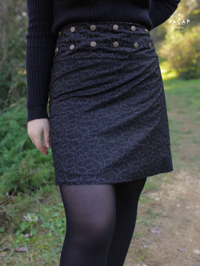 jupe élégante velours noir texturé, portefeuille boutonné, jupe chic satinée noire automne hiver collant, haute gamme luxe