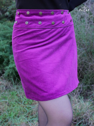 jupe viollette en velours côtelée mauve unicolore, tissu epaix pour l'hiver, ceinture passepoil, liseré