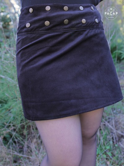 mini jupe noire en velours, jupe evasée, jupe boutonnée, jupe portefeuille, jupe en velours